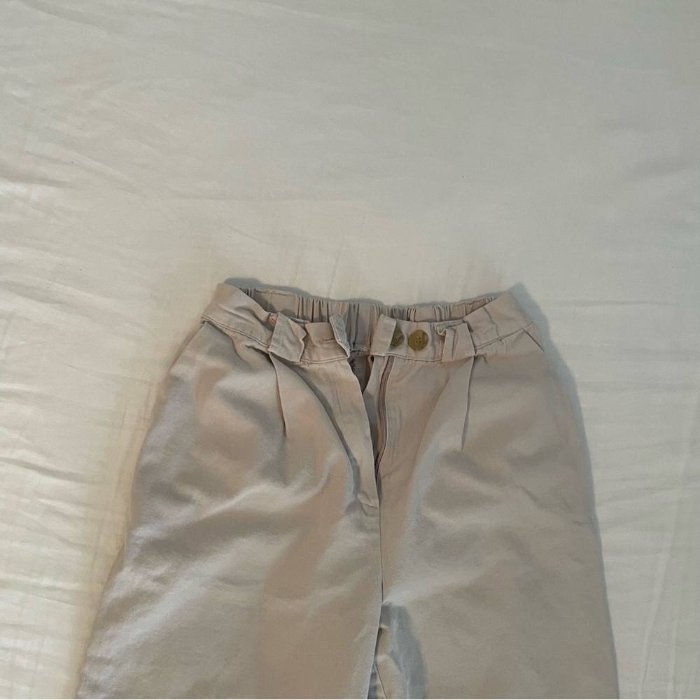 Beige high waisted summer pants for french vacation